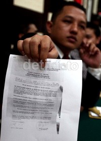 Kuasa hukum Raffi menunjukkan surat pemanggilan untuk mengikuti persidangan.