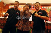 (Ki-ka) Juara Dunia IBO Kelas Bulu Daud 'Cino' Jordan, Menpora Roy Suryo, dan Juara Dunia WBA Kelas Bulu Chris 'The Dragon' John hadir dalam konferensi pers penyelenggaraan kejuaraan tinju 'Dragon Fire.