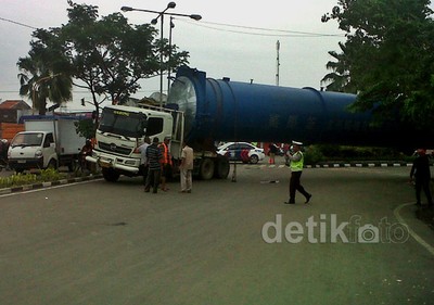 Truk Muat Tabung Besi Sepanjang 37 Meter Bikin Macet