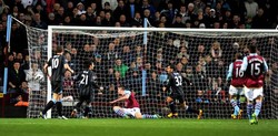 Carlos Tevez membobol gawang Aston Villa di menit ke-45. AFP/Paul Ellis.