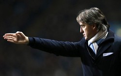 Roberto Mancini memberikan arahan kepada para pemain Manchester City. Reuters/Eddie Keogh.