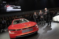 Mobil unik dengan kapasitas dua penumpang itu baru saja diperlihatkan VW di Geneva Motor Show. Efisiensi mobil ini dapat dicapai berkat penerapan konstruksi yang ringan dari bahan carbon fibre reinforced polymer (CFRP). Teknologi ini tidak hanya membuat mobil ini menjadi ringan, tapi juga aman. Karena itulah tidak salah bila bobot mobil ini hanya 795 kg saja. (dok Volkswagen)