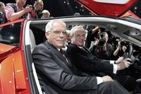 Chairman of the Board of Management of Volkswagen AG Martin Winterkorn, (kanan) dan Member of the Board of Management of Volkswagen Brand, Ulrich Hackenberg,  berpose di dalam mobil XL1. (dok Volkswagen)