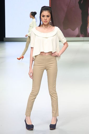 Jakarta, Indonesia - 15 Februari. Camilla Wellton Eco Couture. Indonesia Fashion Week 2013 at Jakarta Convention Center. 15 Februari 2013. Senayan. Jakarta. [Foto: Mohammad Abduh/Wolipop]