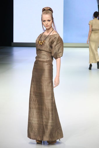 Jakarta, Indonesia - 15 Februari. Camilla Wellton Eco Couture. Indonesia Fashion Week 2013 at Jakarta Convention Center. 15 Februari 2013. Senayan. Jakarta. [Foto: Mohammad Abduh/Wolipop]