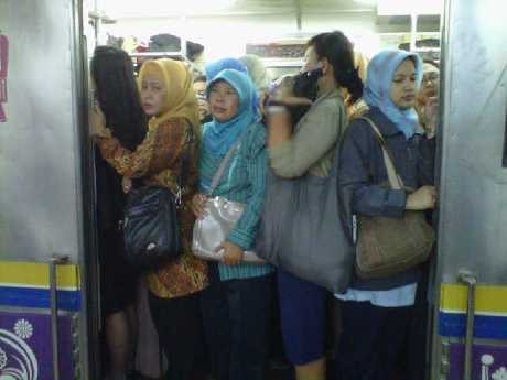 Perjalanan KRL Terganggu, Penumpang di Stasiun Sudirman Menumpuk