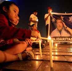 Puluhan Orang Nyalakan Lilin di Bundaran HI untuk Hugo Chavez Puluhan Orang Nyalakan Lilin di Bundaran HI untuk Hugo Chavez