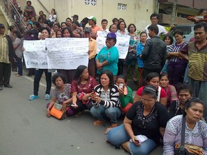 Tuntut Pembunuh Bidan Dihukum Berat, Keluarga Korban Demo Polresta Medan