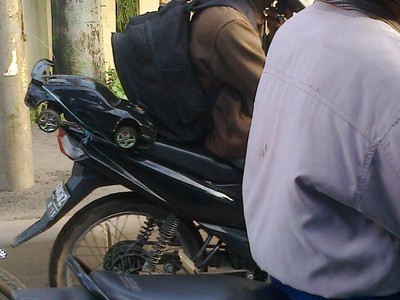 Bonceng Mobil