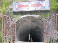 Lobang Jepang letaknya di dalam Taman Panorama dan tidak jauh dari Ngarai Sianok atau pun Jam gadang. Untuk masuk ke dalamnya, Anda dikenakan biaya sekitar Rp 6.000/orang. Jika menyewa pemandu, Anda harus merogoh kocek sekitar Rp 25 ribu (Afif/detikTravel)
