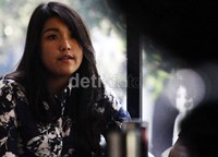 Mengenakan blus bermotif batik warna biru, sepatu high heels dan rambut terurai, Maharany tiba di gedung KPK pukul 09.50 WIB. Ramses/detikFoto.