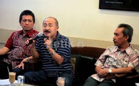 Tampak Senior Advisor Kemitraan yang juga Guru Besar Ilmu Politik Unair Ramlan Surbakti (tengah), peneliti senior LIPI Syamsudin Haris (kanan) dan anggota Komisi II DPR Agoes Purnomo (kiri).