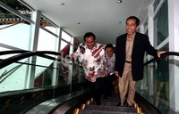 Jokowi terpaksa meniti anak tangga karena tangga berjalan yang menghubungkan dengan RS Carolus itu macet.