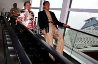 Jokowi menjajal eskalator jembatan penyeberangan orang (JPO) Salemba.