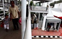 Beberapa warga melintas di jembatan penyeberangan orang (JPO) Salemba.