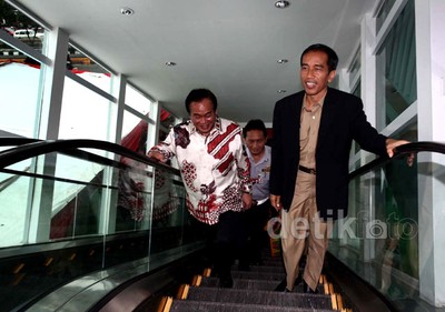 Dijajal Jokowi, Eskalator JPO Salemba Macet