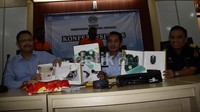 Kepala Bagian Humas, Ditjen Imigrasi, Maryoto Sumadi (tengah), Kepala Kantor Pengawasan dan Pelayanan Bea Cukai Bandara Soetta Okto Irianto (kanan) dan Kepala Kantor Imigrasi Kelas I Khusus Soekarno Hatta Effendy B. Perangin Angin memperlihatkan barang bukti berupa paspor palsu. Ramses/detikFoto.