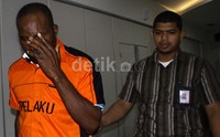 Enam paspor palsu itu dikirim dari Lagosh, Nigeria, ke Indonesia melalui jasa pengiriman DHL. Paket itu dikirim atas nama Anna, kepada Raphael. Petugas Bea dan Cukai Bandara Internasional yang mencurigai paket tersebut langsung menyita paket itu. Ramses/detikFoto.