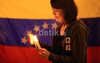 Mereka menyalakan lilin tanda duka atas meninggalnya Presiden Venezuela tersebut.