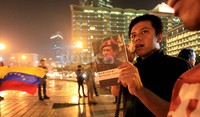 Kami turut berduka untuk sosok hebat seperti Hugo Chaves. Wafatnya Hugo menimbulkan duka yang mendalam bagi seluruh rakyat miskin di seluruh dunia yang mencari jalan pembebasan dari sistem politik ekonomi kapitalis, ujar Koordinator Aksi, Sultoni.