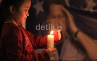 Aksi damai menyalakan lilin ini diikuti oleh sekitar 20 orang baik orang dewasa maupun anak-anak.