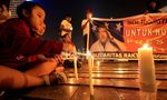 Puluhan Orang Nyalakan Lilin untuk Hugo Chavez