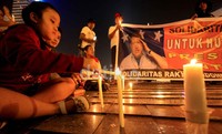 Mereka akhirnya membubarkan diri setelah sekitar 1 jam beraksi.