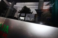 Jokowi duduk di kursi depan. Sesampainya di Terminal Rawamangun, Jokowi menyambung dengan Bus Angkutan Perbatasan Terintegrasi Busway (APTB) ke Halte UNJ.