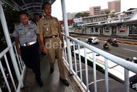 Jokowi turun di Halte UNJ dan bergerak ke sebuah restoran ayam goreng.