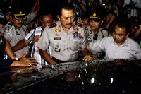 Didampingi sejumlah perwira Polri, beberapa di antaranya berpangkat kombes, Nanan meninggalkan gedung KPK dengan  Toyota Camry B 9999 RFP. Ramses/detikFoto.