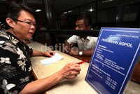 Pahami syarat tukar nopol ganjil genap dengan membaca pengumuman yang dipasang di depan loket, lalu mintalah formulir kepada petugas.