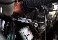 Petugas melakukan cek nomor mesin kendaraan.