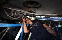 Petugas melakukan cek nomor rangka.