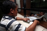 Serahkan semua berkas yang sudah lengkap tersebut kepada petugas untuk dibuatkan nopol baru.