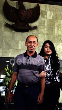 Maharany keluar gedung KPK dengna didampingi kerabatanya. Ramses/detikFoto.