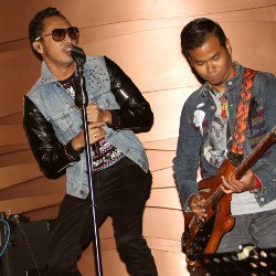 2 Personel Nidji Nangis Lagunya Diputar di Old Trafford