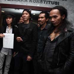 Cabut Gugatan ke Polisi, Slank Dicandai Hakim MK