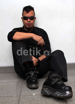 Ahmad Dhani Bergaya dengan Kacamata Hitam