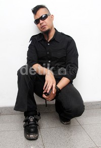 Ayah dari Al, El, dan Dul itu tampil dibalut kemeja, celana, sepatu, dan kacamata hitam. Gusmun/detikFoto.