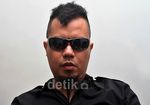 Ahmad Dhani Bergaya dengan Kacamata Hitam