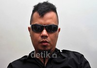 Kacamata hitam yang membuat Dhani terlihat misterius. Gusmun/detikFoto.