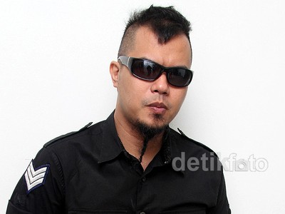 Ahmad Dhani Bergaya dengan Kacamata Hitam