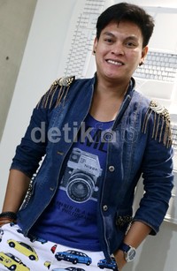 Album pengennya secepatnya. Sekarang fokus ke single-nya dulu aja, ujar Hudson.