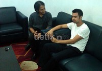 Bens Leo dan Raffi Ahmad berbincang-bincang. (dok. Bens Leo)