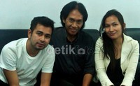 Mantan kekasih Yuni Shara itu tersenyum di depan kamera. (dok. Bens Leo)