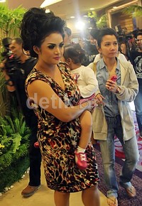 Meskipun sibuk bekerja, Krisdayanti tetap membawa buah hatinya itu.