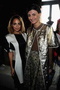 Ia pun sempat berfoto dengan Giovanna Battaglia. Pascal Le Segretain/Getty Images.