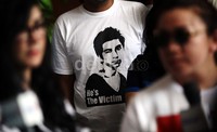     Sejumlah pendukung Raffi menghadiri persidangan dengan mengenakan kaos bertuliskan 'He's The Victim'.