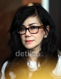 Ibunda Raffi, Amy Qanita hadir ke persidangan dengan mengenakan kaos bertuliskan 'Freedom Raffi'.