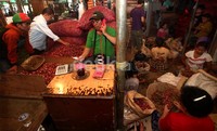 Sejumlah pedagang bawang merah melakukan transaksi jual beli di Pasar Induk Kramatjati, Jakarta.